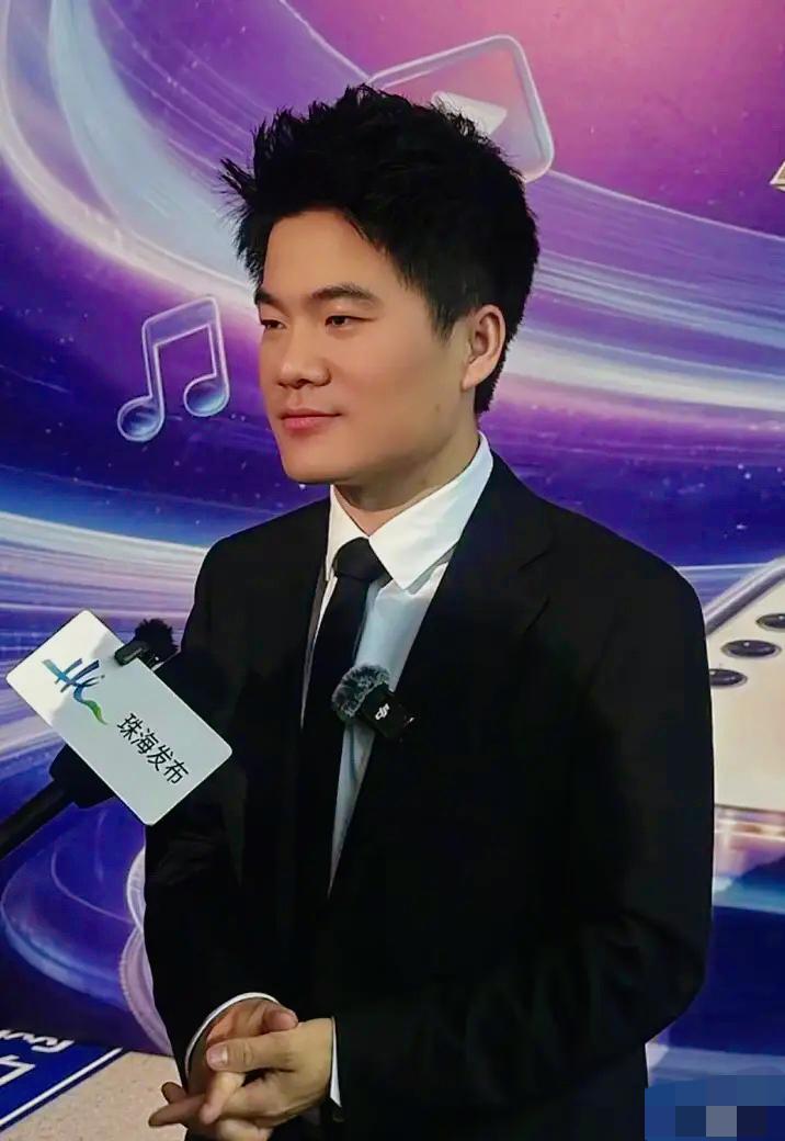 看到珠海这张合影，真的越品越有味道，笑着笑着竟觉得现实得刺骨！贾乃亮躬身向前伸手