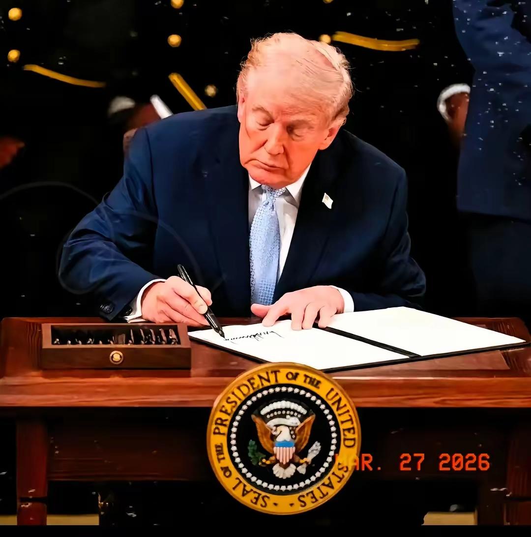 百年规矩被掀桌！美元纸币要印特朗普签名，这事越品越不对劲
 
老特这次真是要千古