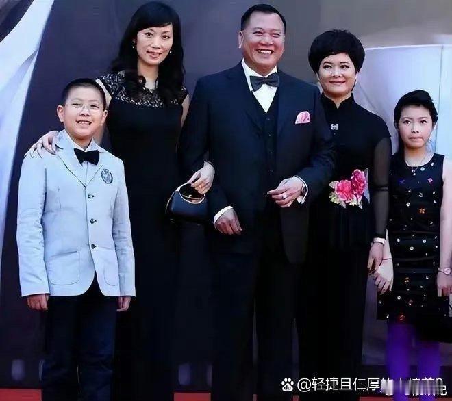 万梓良晒幸福全家福！空姐老婆和两个高颜值萌娃，颜值爆表 ​​​