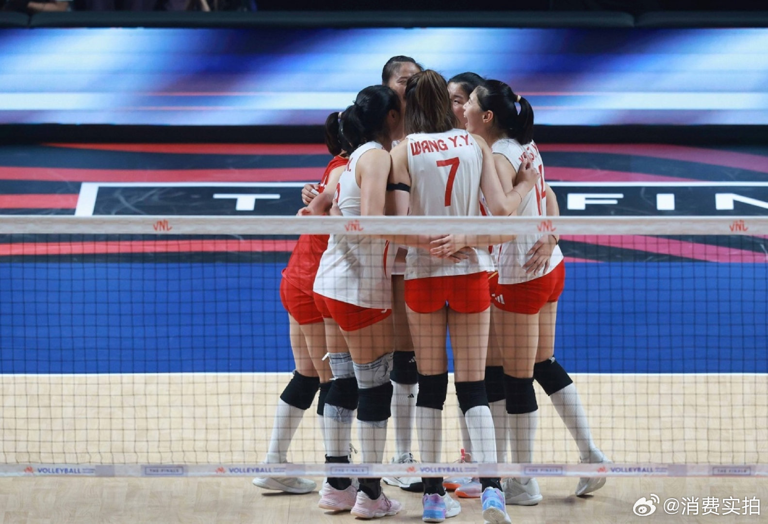 【中国女排闯进世界女排联赛四强中国女排回应晋级 】北京时间7月23日，世界女排联