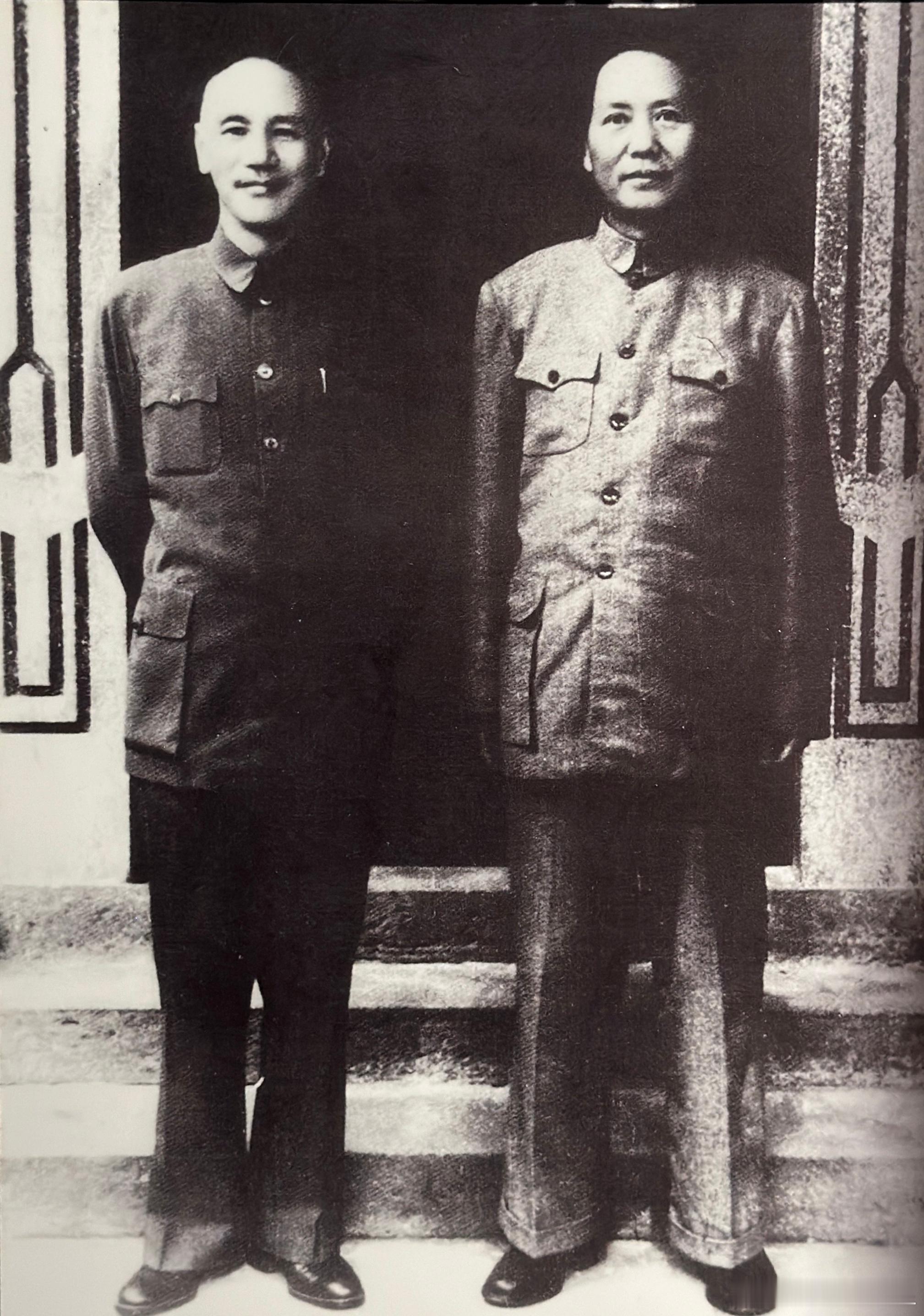 1945年重庆谈判期间的这张照片，在书本上看过许多次，没想到实际的门那么小。把历
