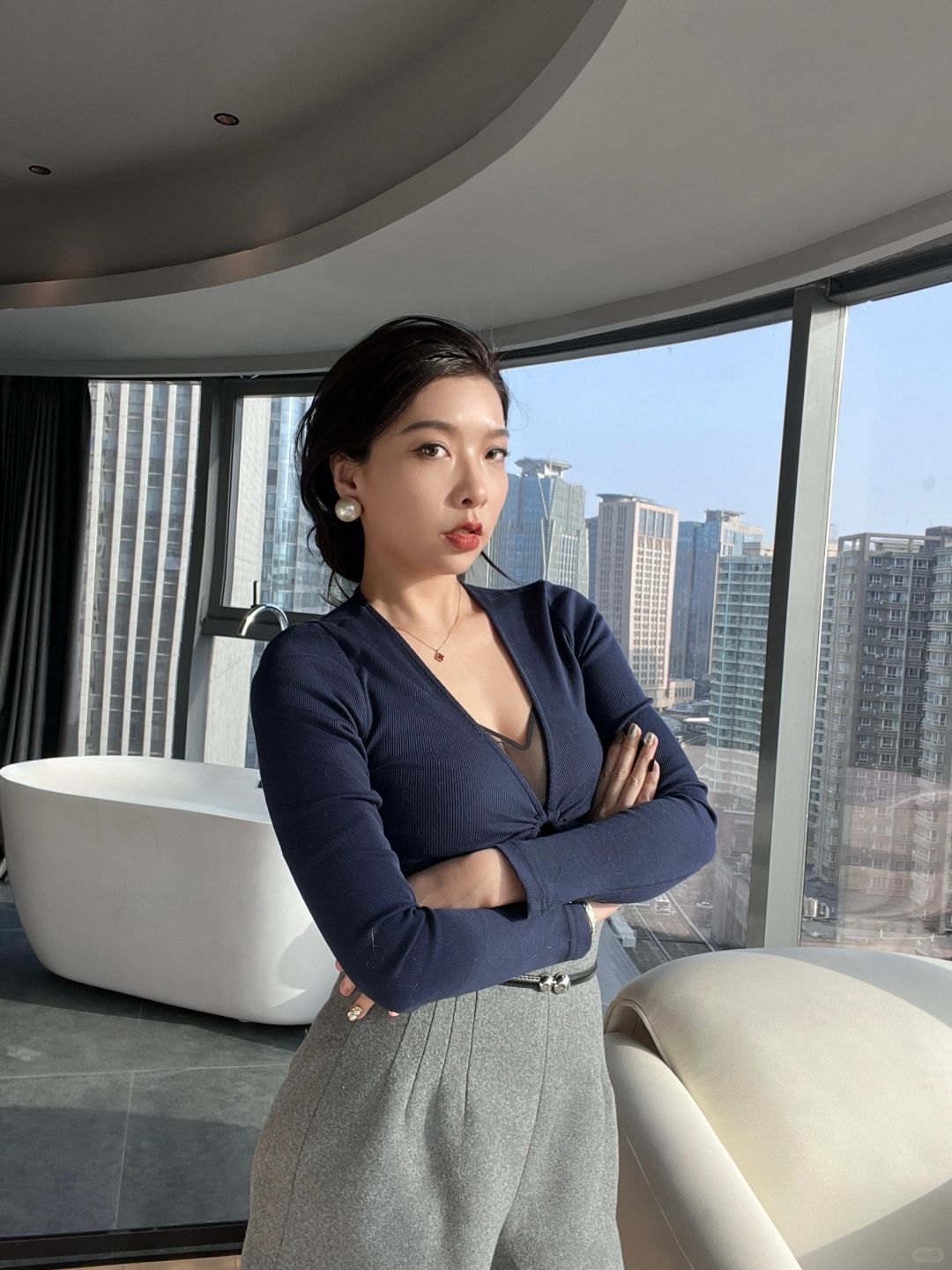 初春穿搭｜深v打底衫配黑色bar氛围感拉满💙