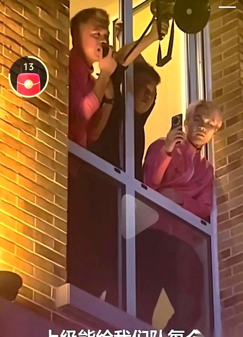 一个大老爷们，在网上发个续约声明，最后来了个“但是”。
就这一个字，全城的球迷，