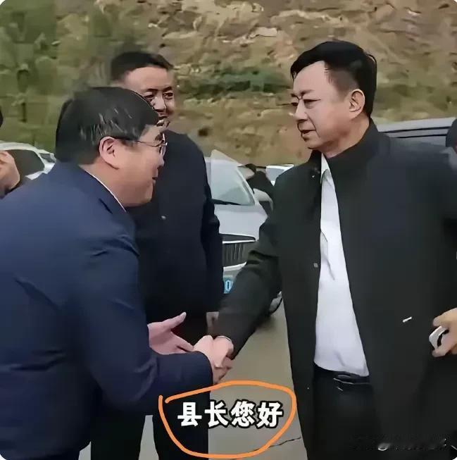 朱军与县长握手看起来真逗。
朱军做为央视名嘴，与县长握手显得自然得体，一看便知道