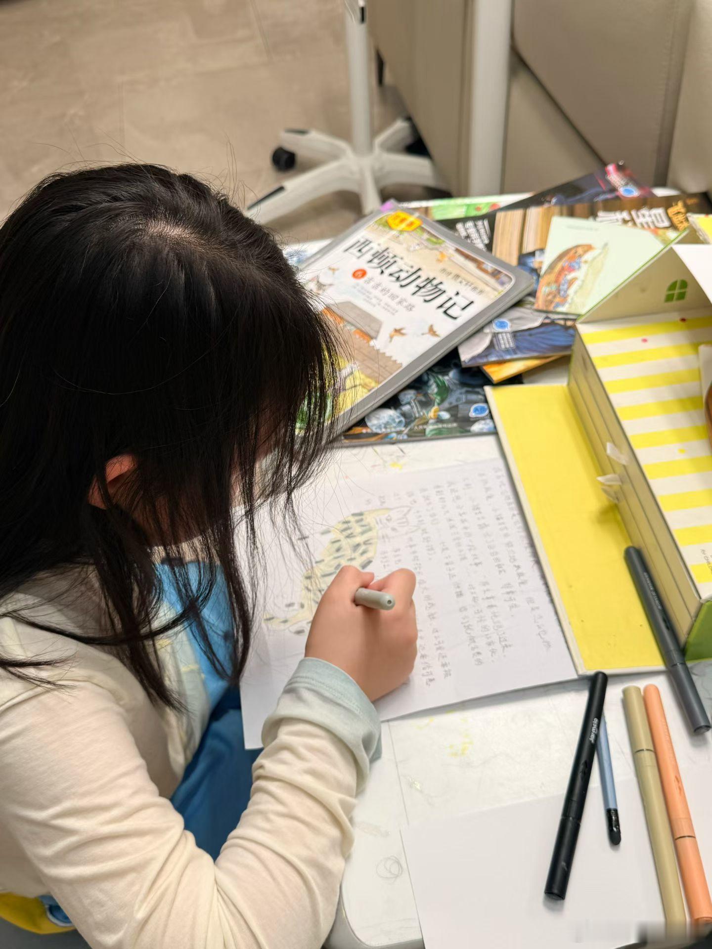 吃饭闲聊：岁岁：“妈妈，我今天在学校里一点也不开心🙁。”我：“为什么啊？”岁岁