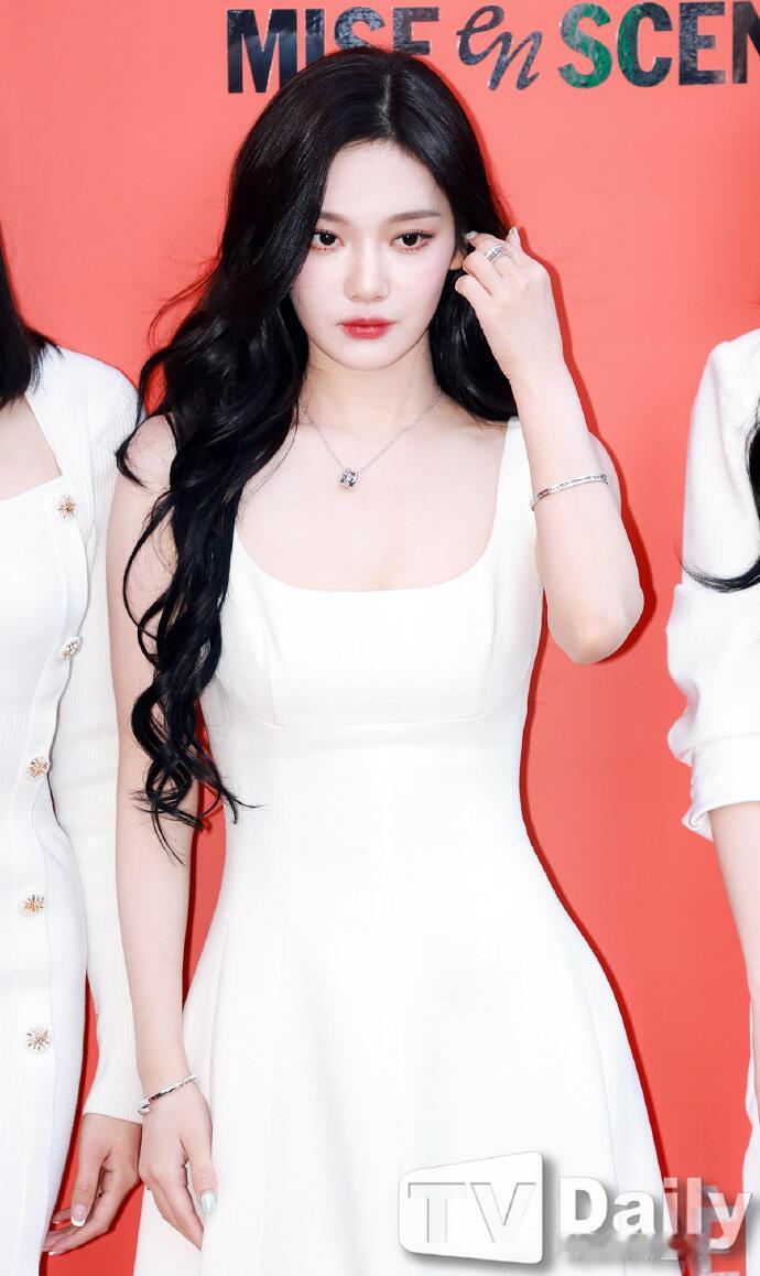 女神新闻图如此权威宁艺卓好权威的新闻图 宁艺卓白裙新闻图