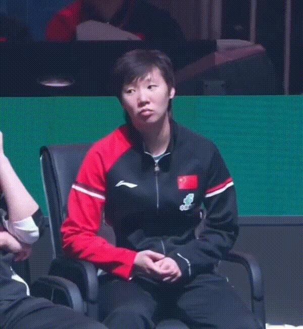 曼昱你犯规了，可爱到犯规了[兔子]

混团世界杯，曼昱在场边为队友加油助威，百无