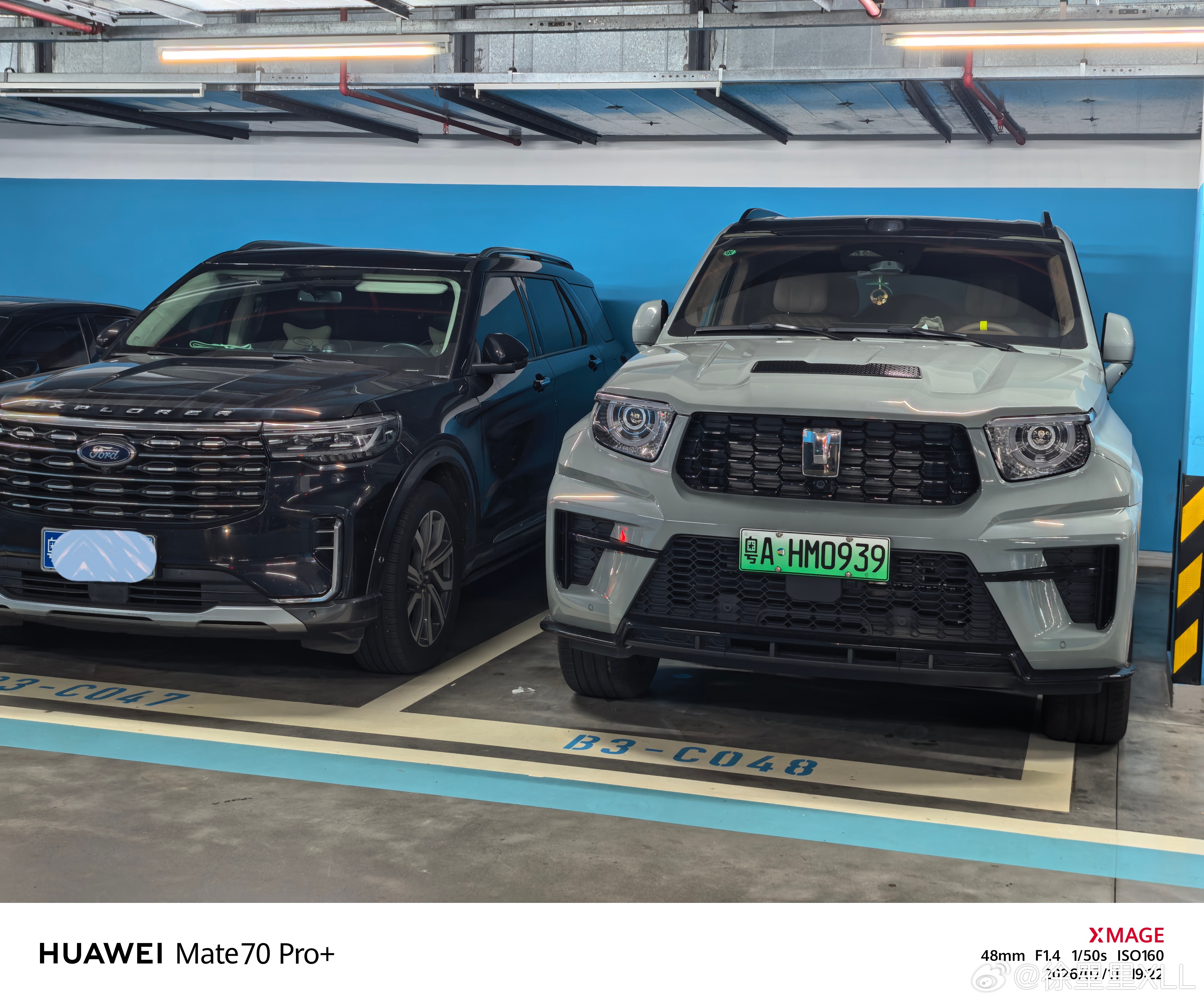 探险者这车其实就挺大的了。坦克700坐在驾驶位可以看见探险者的车顶… 