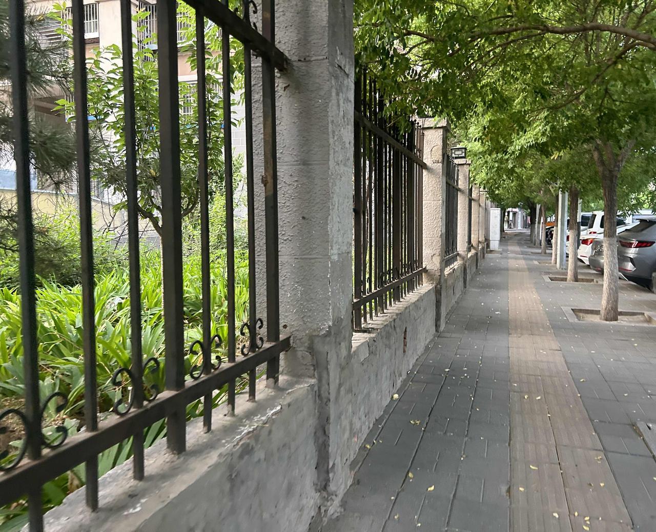 我5点多去那儿的时候，那两人已经在喝酒了，听说他们凌晨1点多就开始在喝了，这意味