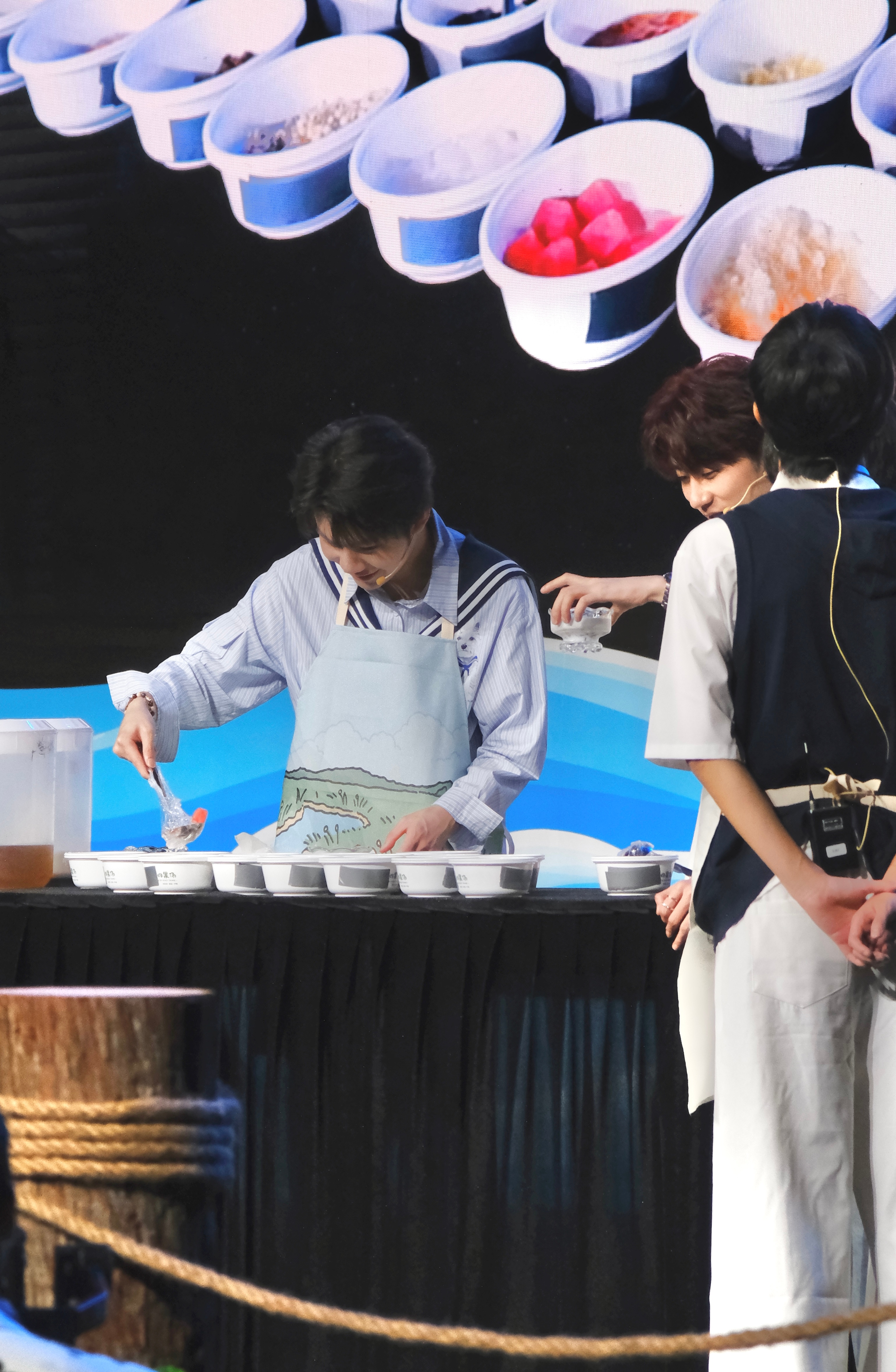 配料哐哐往里加，看着就好解暑！也是狠狠馋了一把，兔子也想尝尝！KPL奇妙日选手制