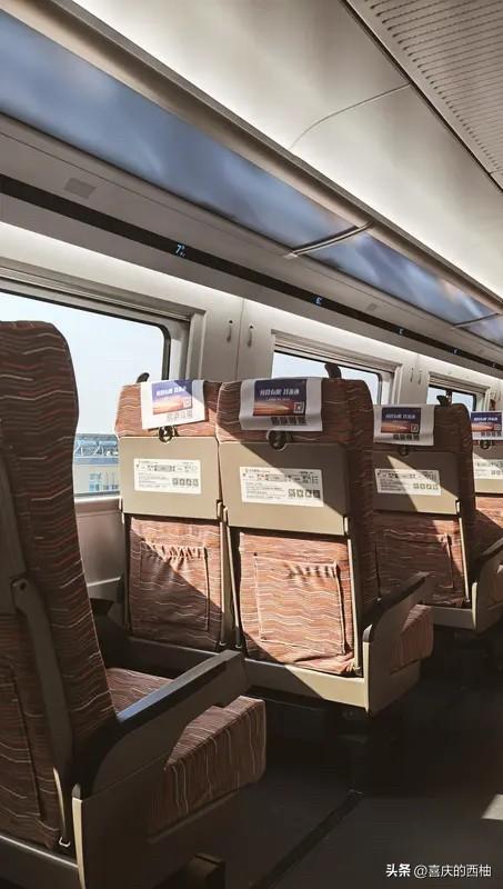 2岁小孩高铁唱歌被打，谁更丢人？
2岁小孩在高铁上唱歌，后排两个年轻人不满意，跟