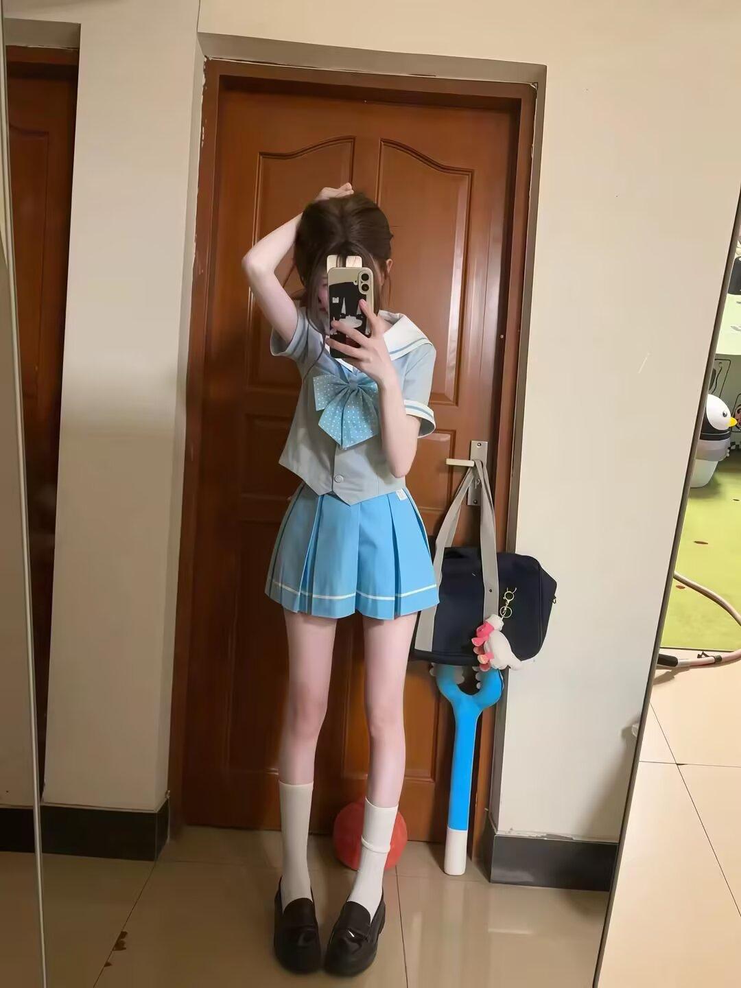 今天跟同学聊天，他说那会儿班里有个他特别喜欢的女生，扎马尾、笑起来有虎牙，
那时