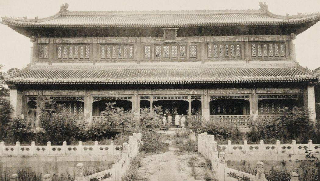 1949年，国家组织了7万人在北京故宫里清理垃圾，历时9个月清理出清末以来近40