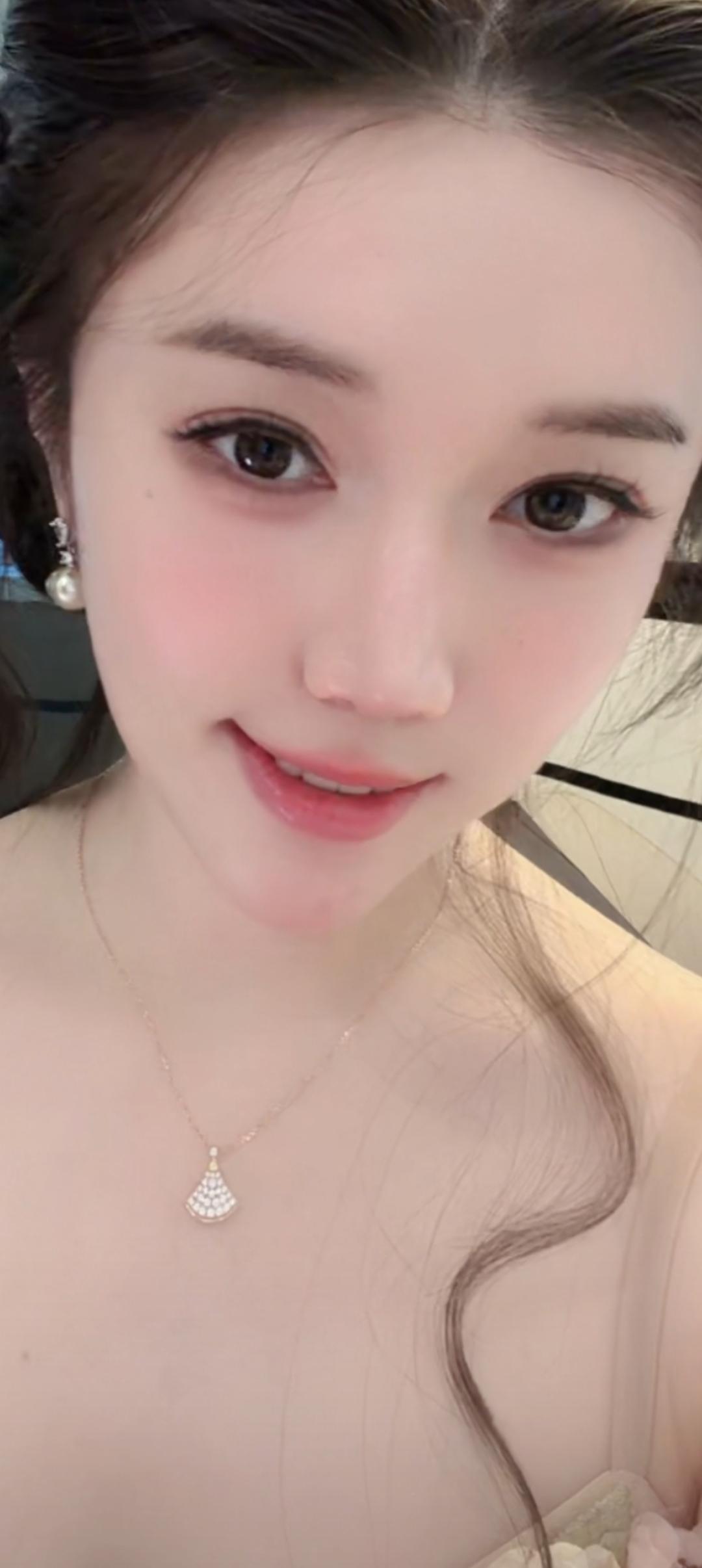 这位小姐姐在微笑呢。