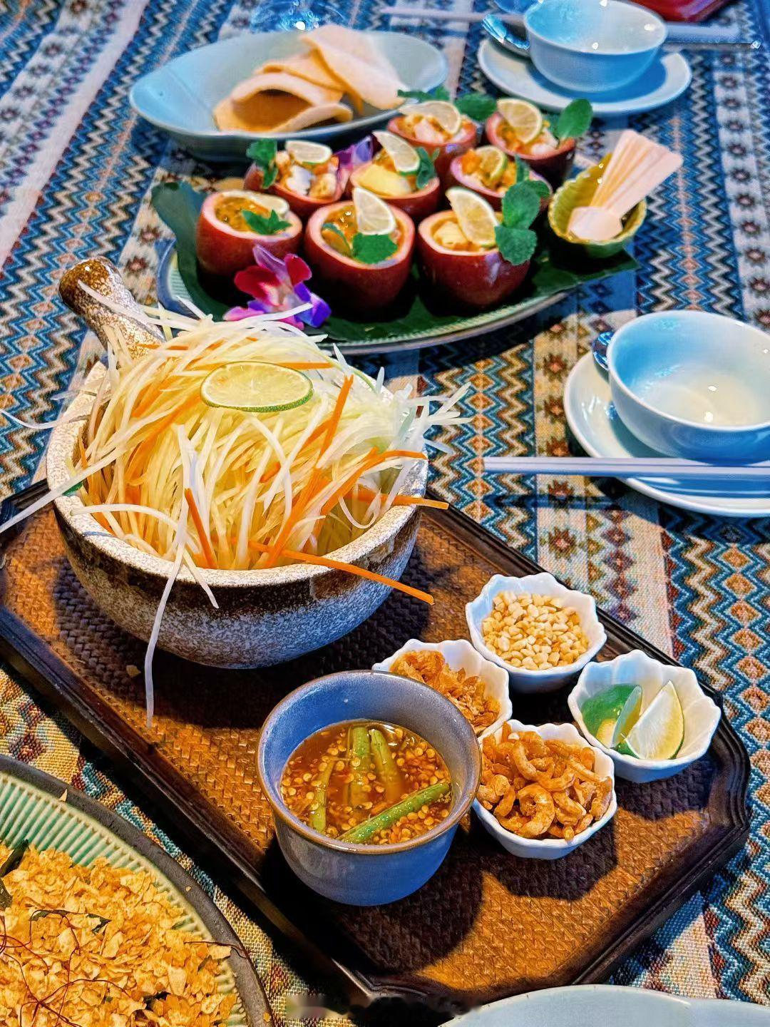 成都美食成都生活 成都望平街河边，正宗的泰餐木瓜丝和火山排骨，很不错泰兰德的柠檬