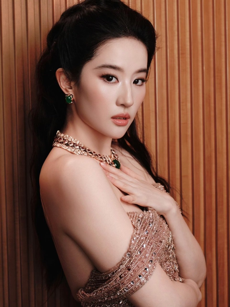 刘亦菲es高定亮相宝格丽刘亦菲宝格丽es高定刘亦菲es女王亮相 ​​​