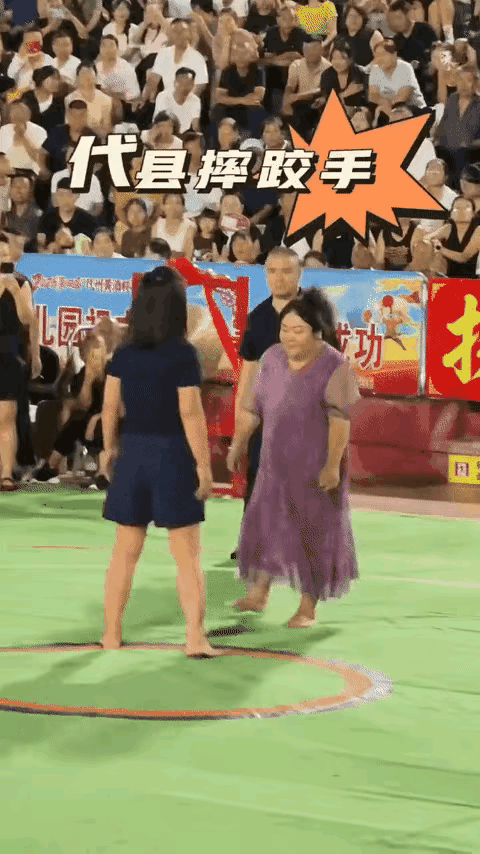 摔挍运动员还是体积大份量重占优势，瞧瞧这瘦女子吃了大亏！隔着屏幕看着都疼[捂脸]