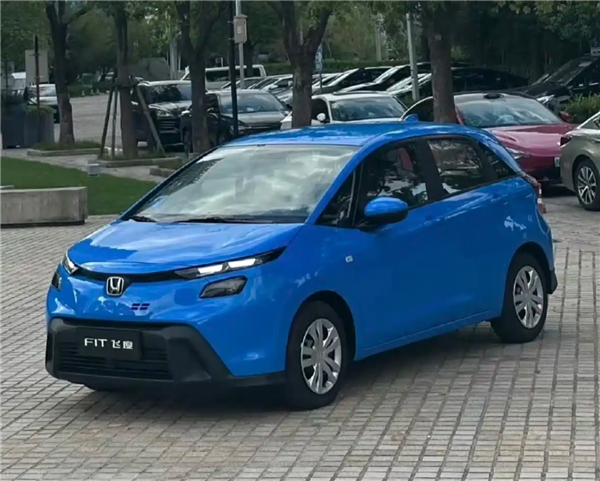 新款本田飞度实车亮相：大眼变眯眯眼 明年一季度上市 