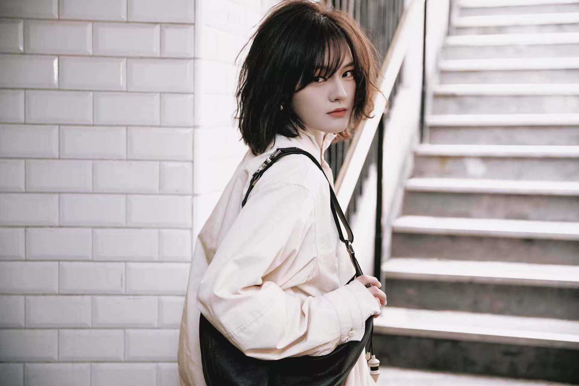 文淇又在地铁站出神图了文淇和她的团队审美一绝啊，这组图拍的好好看 