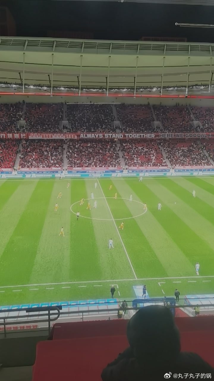 在蔡慧康吕文君退役仪式上，都感谢了恩师徐根宝，客队看台响起了辱骂徐根宝的呐喊。当