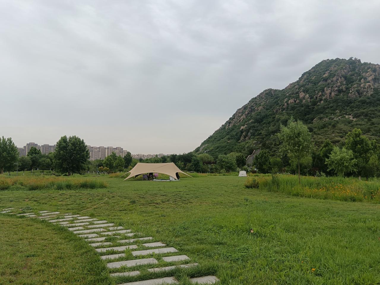 空山不见人，但闻人语响。
返景入深林，复照青苔上。王维《鹿柴》