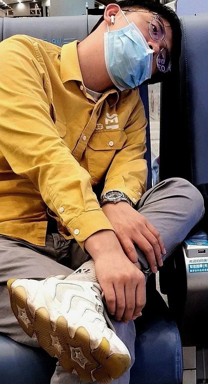 晚安心语 做人其实不累，想做一个别人眼中的好人才累。严歌苓 说，我发现一个人在放