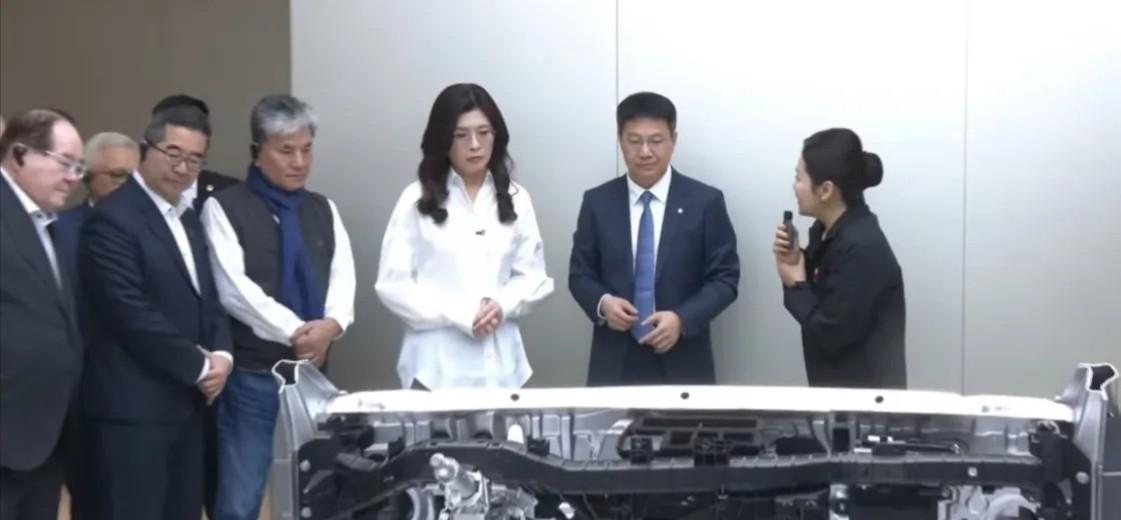 大陆发布的对台“十项政策”，既是郑丽文这次访陆得到的最为贵重的礼物，但对郑丽文来