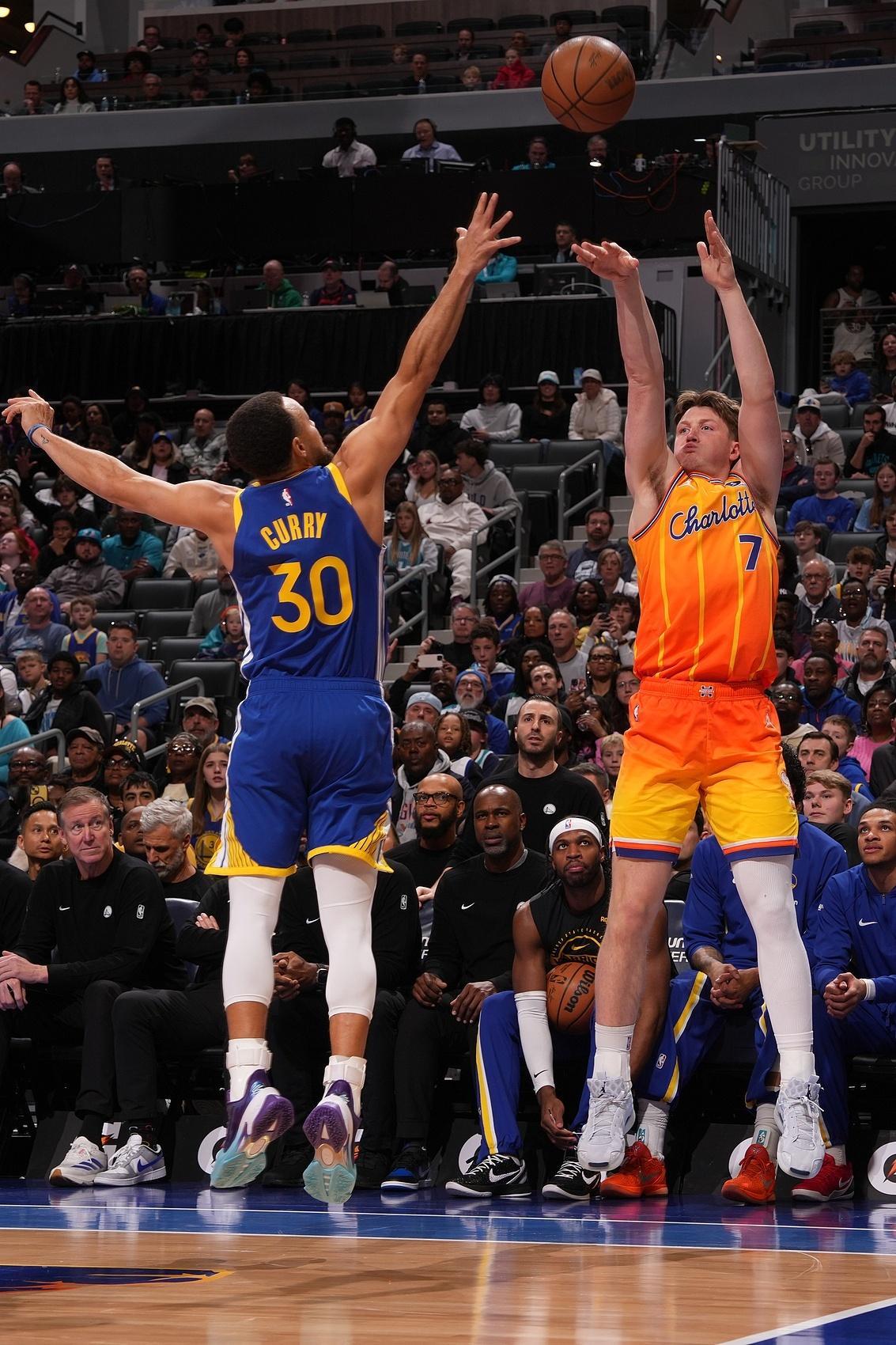 ➡人人都觉得他有可能挑战库里的三分线外的许多记录，但我依然认为库里独一无二，我知