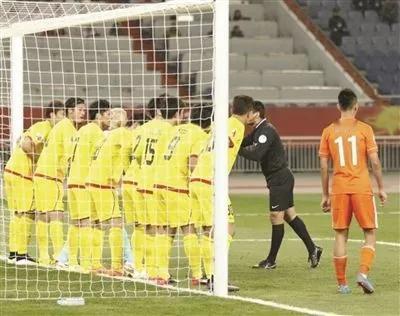如果让普通人参加国足对阵日本队，就采取这种战术，咱九十分钟不动地方，看看小日子能