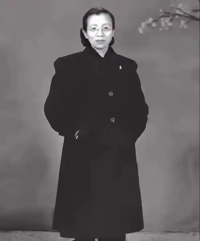 1946年，地下党陈修良不知特务在楼道守候，正推门进来时，对街一个十岁男孩死死望