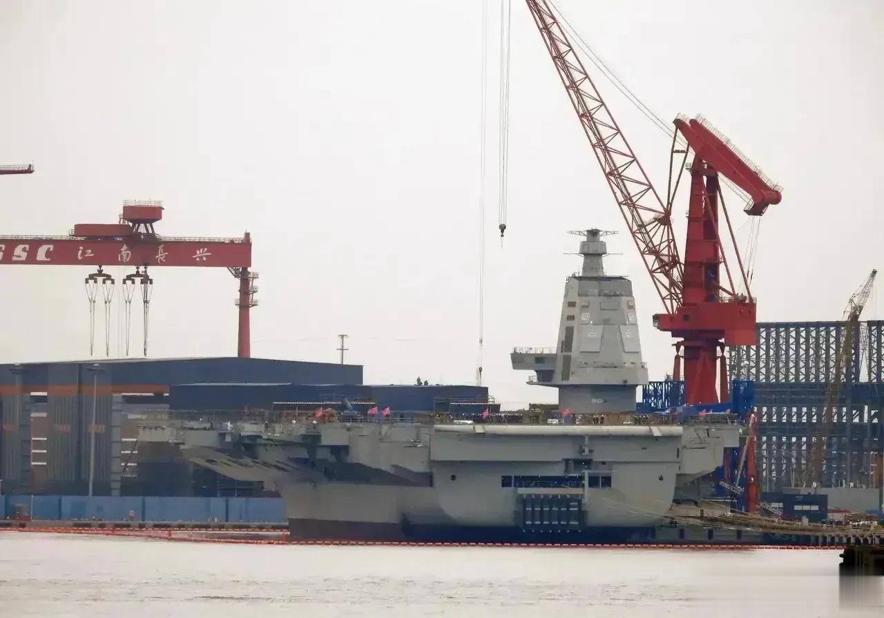 7月1日福建舰仍然无法海试，看这进度依然无法预估。
目前，福建舰下水已超过1周年