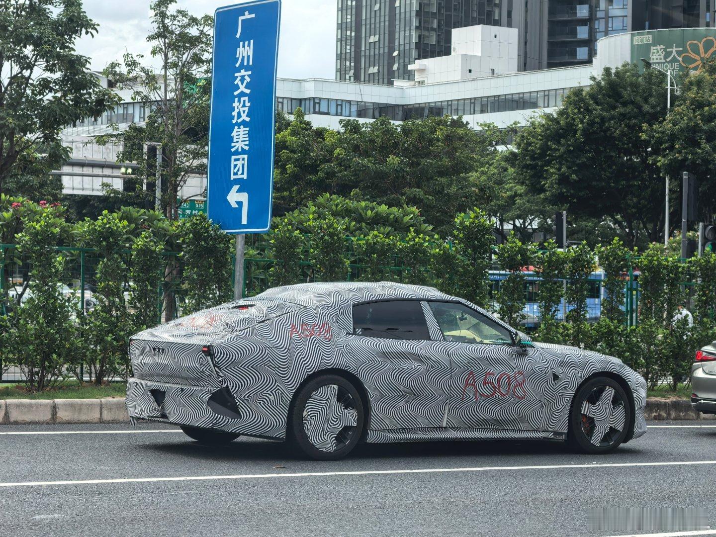 偶遇一台小鹏P7伪装车，姿态看着还不错。正经伪装车都是这种包裹的很丑，用手在上面