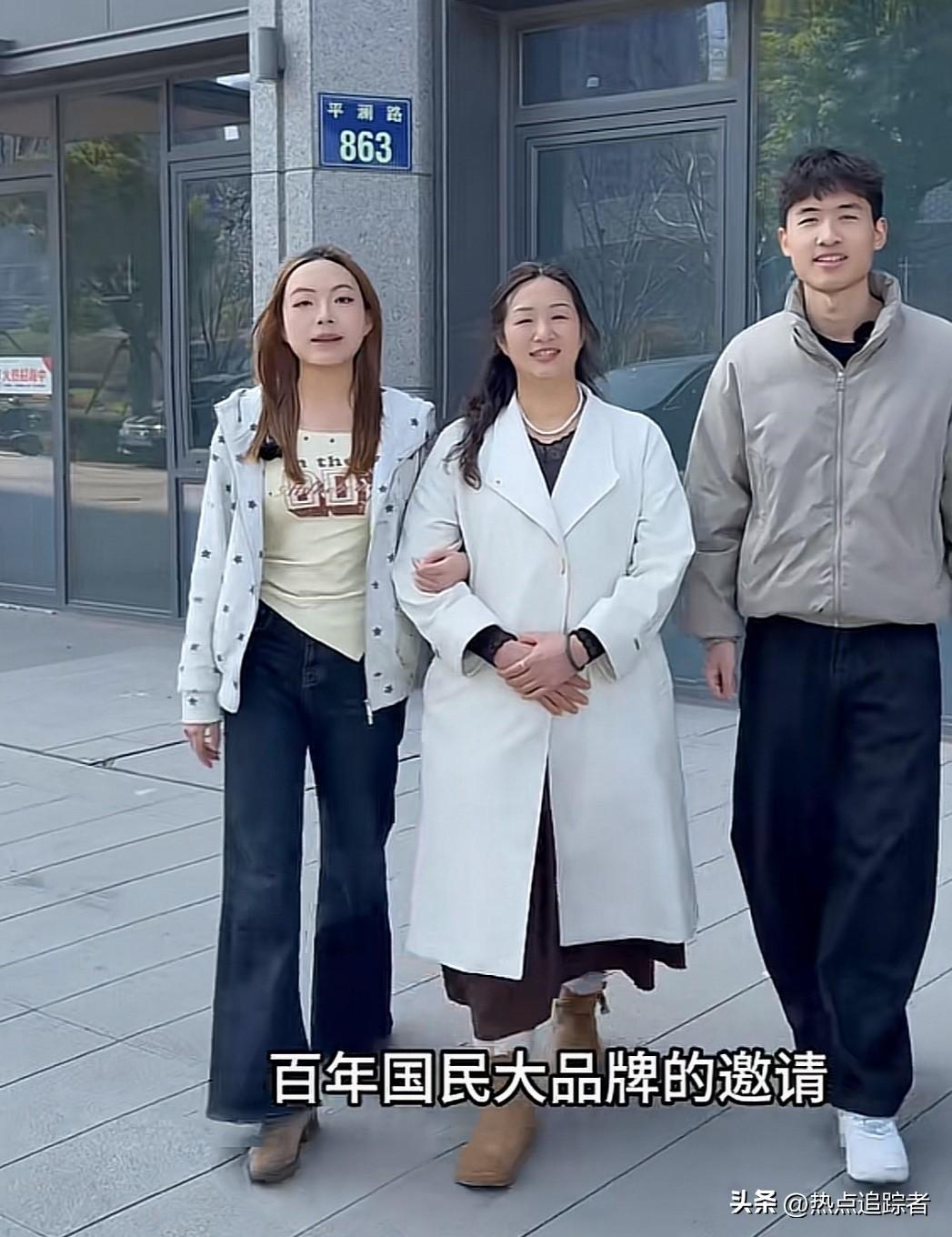 今天下午，谢浩男妈妈许健华更新了一则视频。视频中，谢浩男妈妈、大妹以及海军获百年