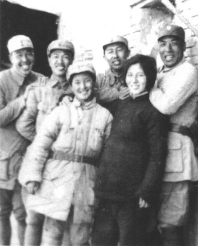 1941年摄于何家庄。后排左二为邓华、左一为黄永胜、右一为聂鹤亭、右二为王平，前