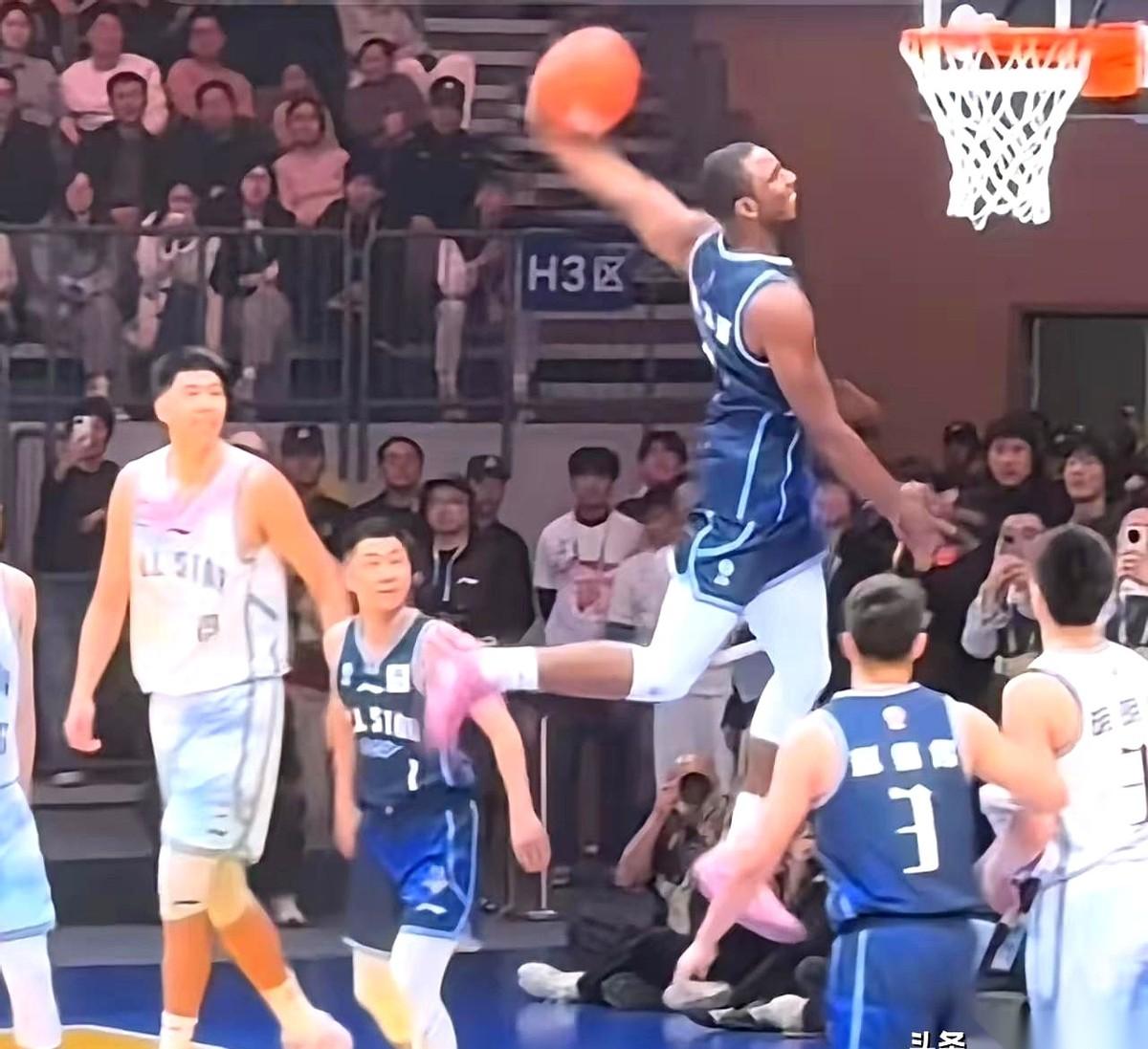 一个老外，把咱们CBA的全明星赛，当成了总决赛G7来打。
结果呢？
他身边那群腕