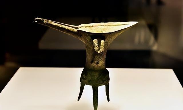 古代的“爵”，是如何从一种酒器，逐渐演变为身份等级象征的？


一种看似平凡的青