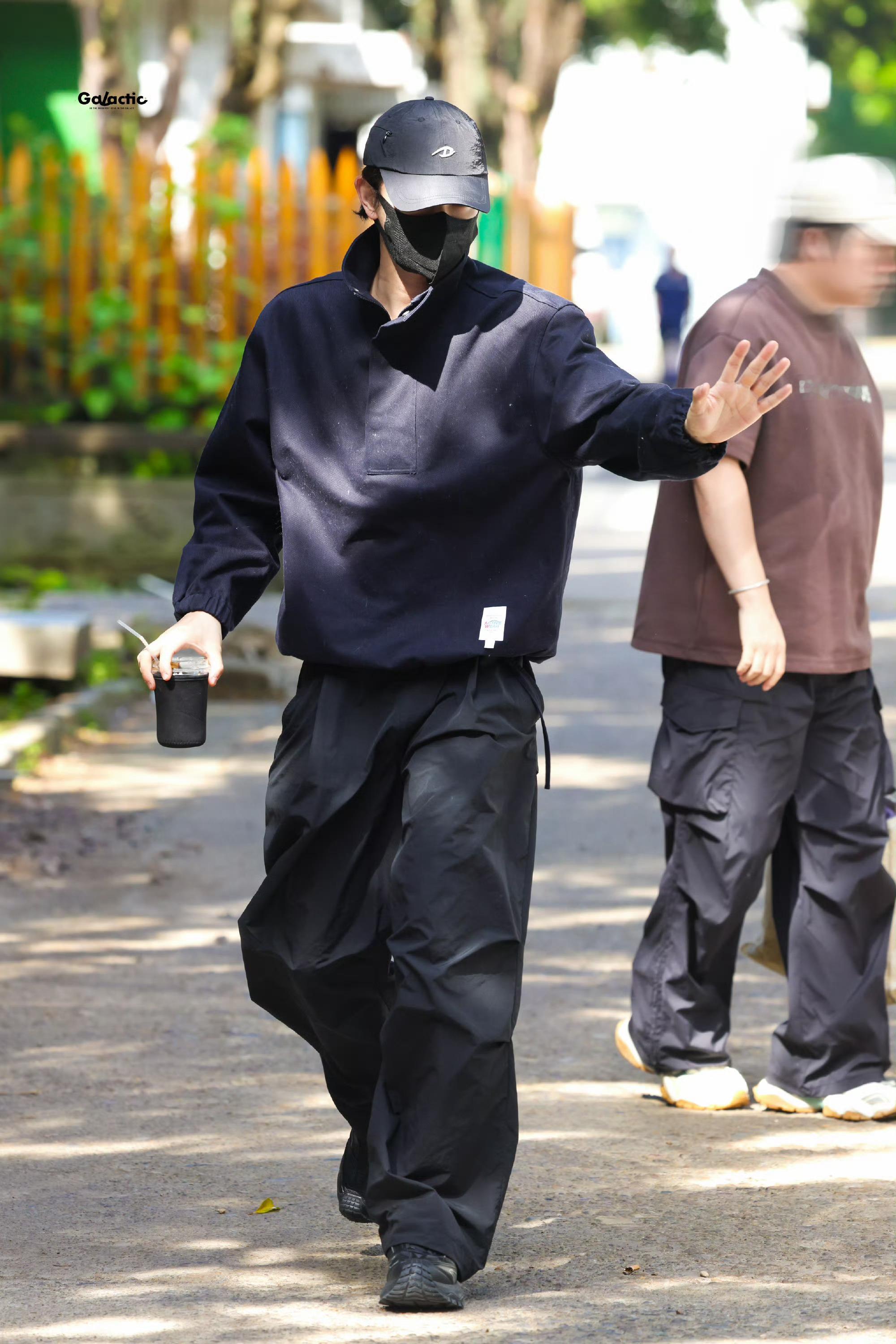 丁禹兮今日上班路透，一身黑look又酷又帅 
