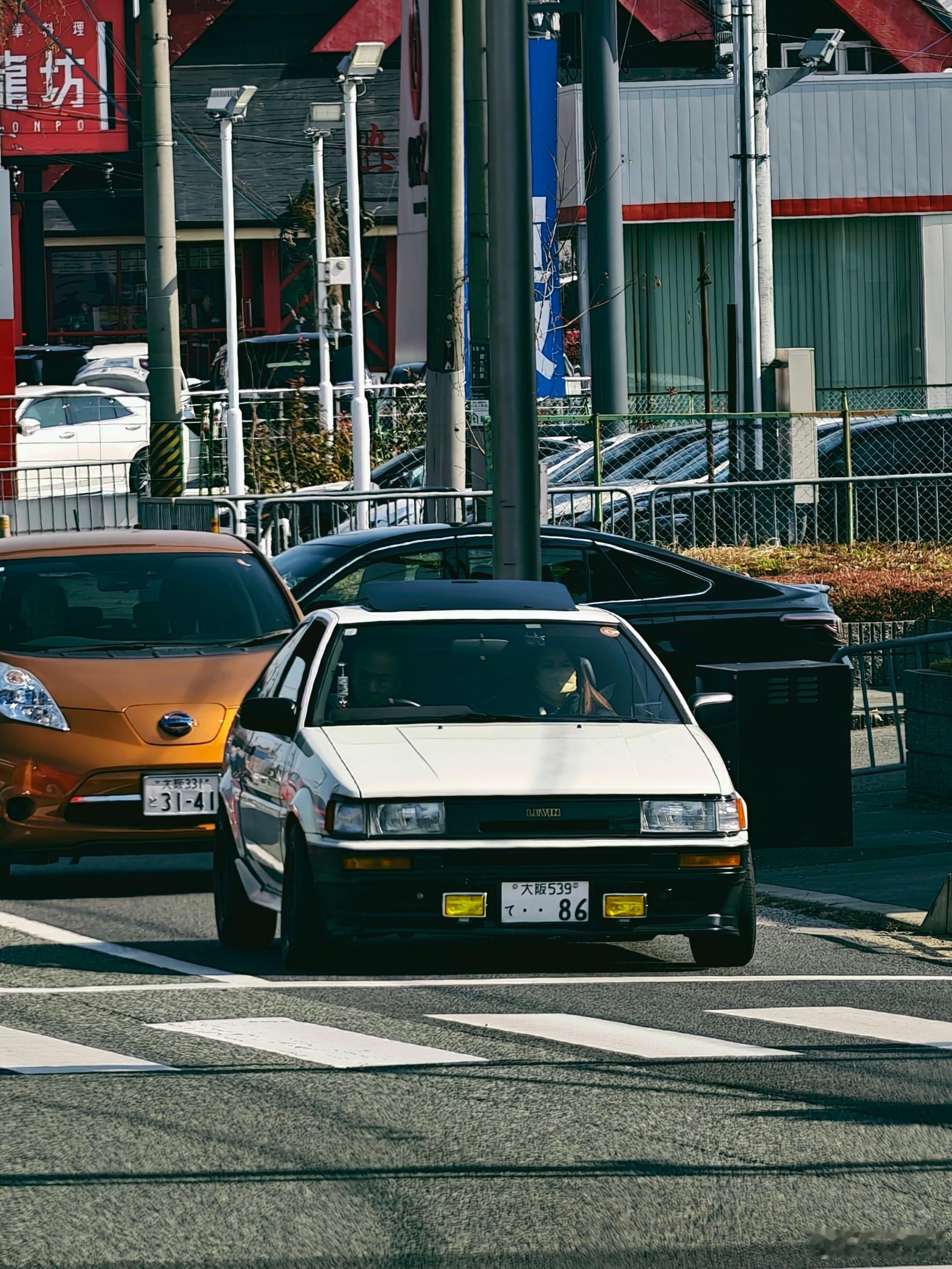 型车街拍偶遇LEVIN 86。翻灯的TRUENO 86看多了，觉得LEVIN也挺