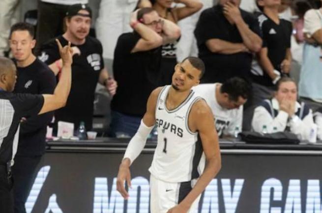 NBA总决赛，尼克斯对阵马刺的G3比赛中，出现了非常奇葩的一幕。第二节比赛快要结