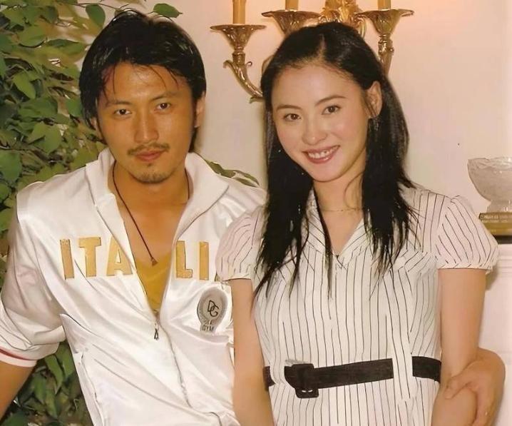 当年轰动一时的婚姻落幕，很多人以为谢霆锋张柏芝会陷入互相撕扯的闹剧。但这么多年过