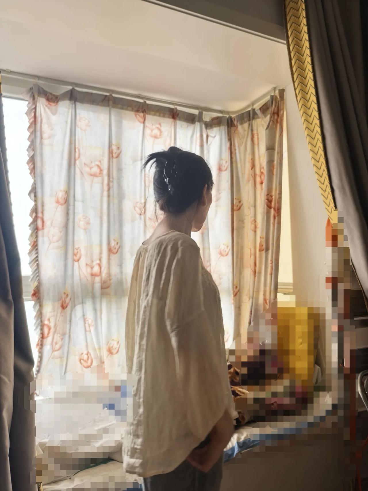 苎麻小衫儿改造后，
我穿上的效果图来了。
前两天给关于苎麻小衫儿的改造的小文，