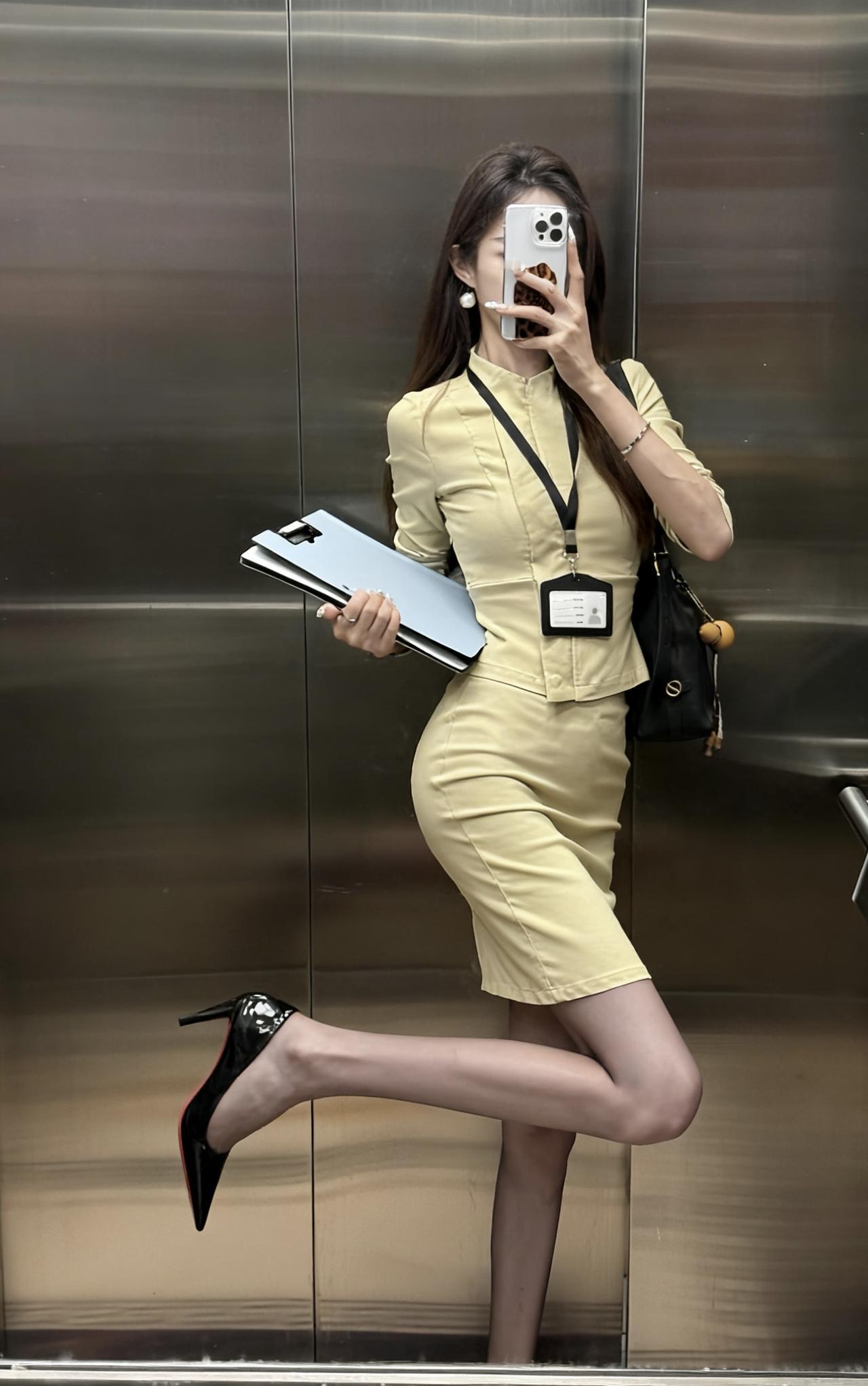 这套穿搭属于气质通勤风。

立领短款西装+包臀半裙的两件套，修身版型能凸显身材曲