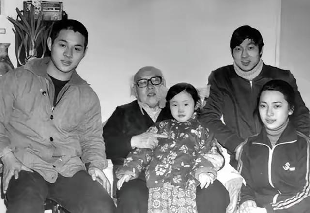 1928年，国画大师李苦禅，与师妹凌嵋琳成婚。不料，6年后，凌嵋琳竟在李苦禅不知