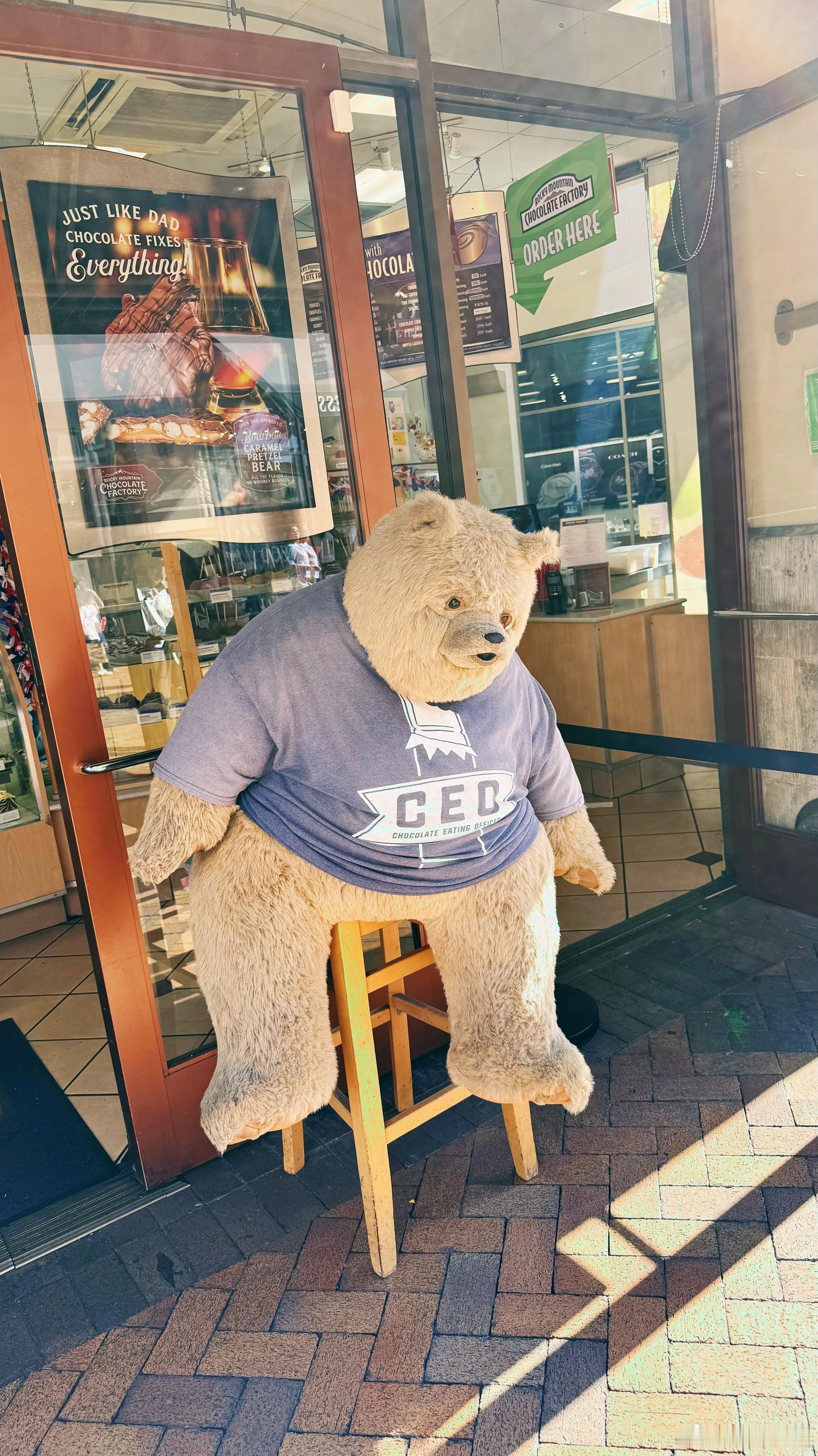 巧克力店门口，遇到CEO亲自营业