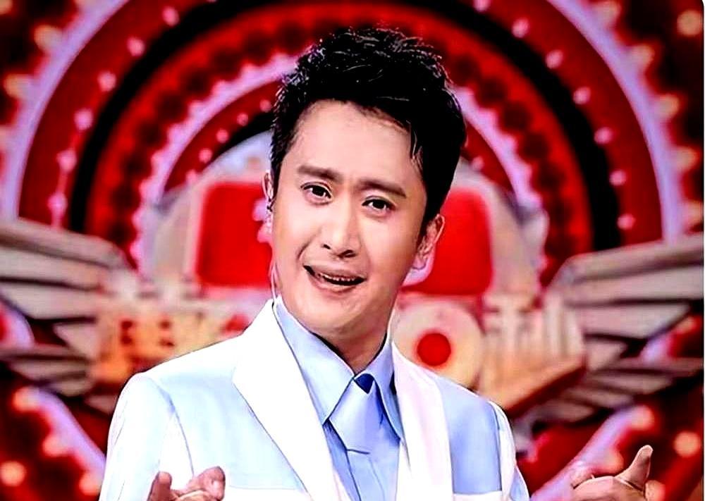 春晚分会场零下三十度，他给麦克风贴满暖宝宝，把自己冻成冰雕。
六年，没人记得他说