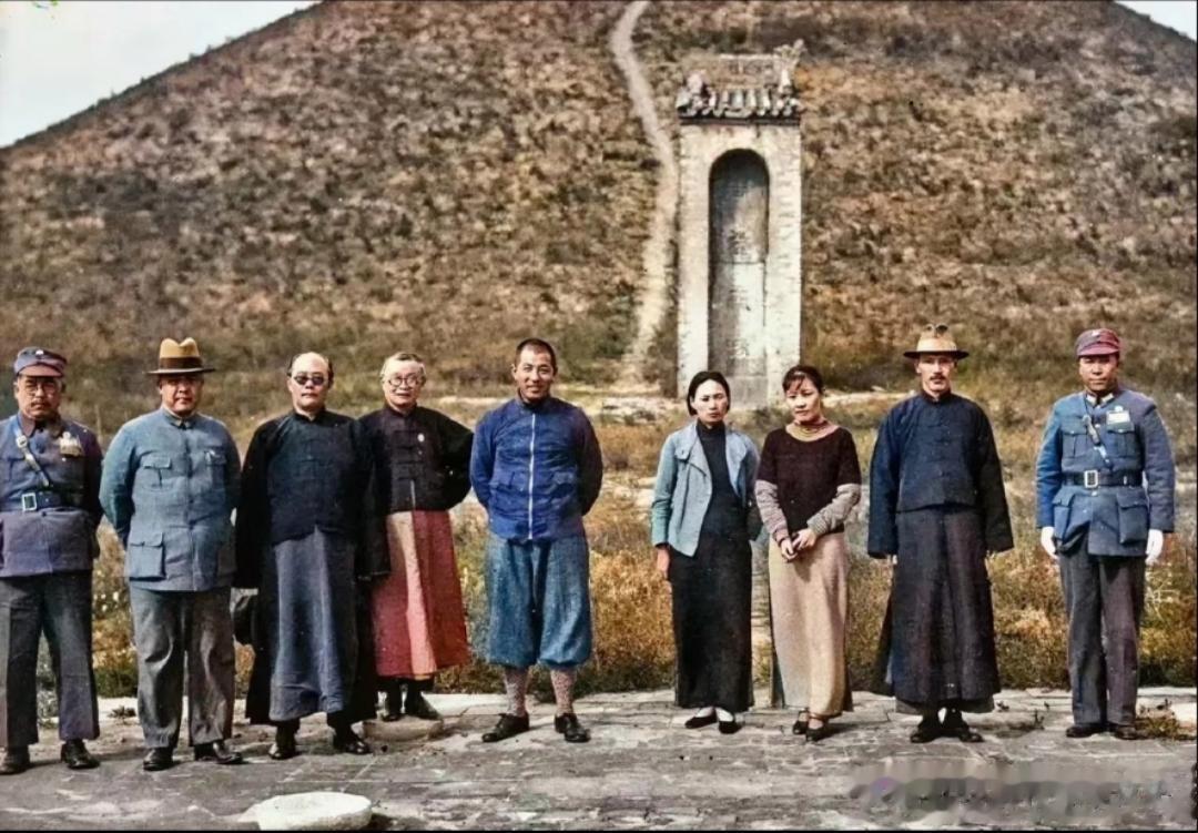 1936年，蒋介石和宋美龄与张学良在茂陵前的合影，当时蒋介石为了督促张学良、杨虎