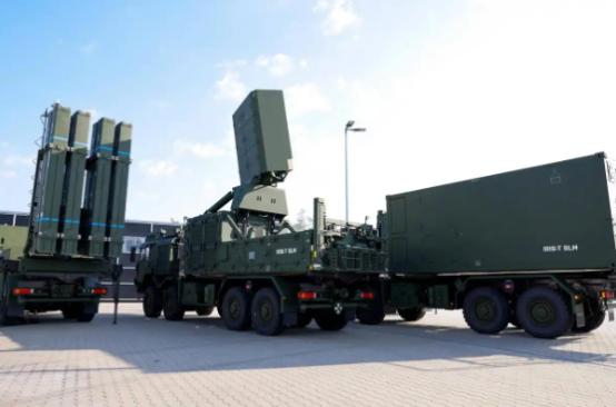 100吉瓦微波武器，代号飓风-3000，一照就能让美国卫星直接报废！不是干扰，是