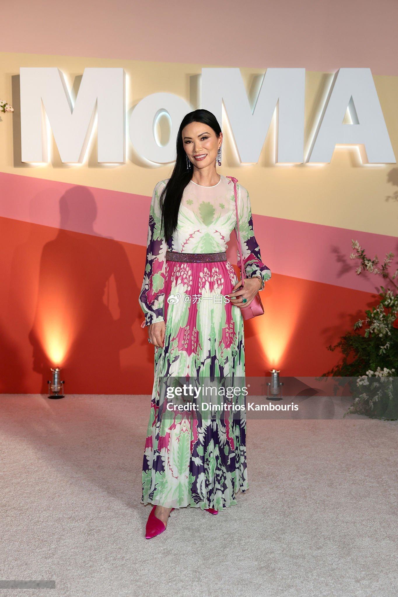 邓文迪参加MoMA花园派对的look👇裙子来自Valentino（图三） ​​