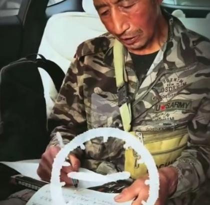 泪奔！这就是父亲，女子假装80元一天招力工，所有人都嘲讽，只有大叔愿意，没想到这