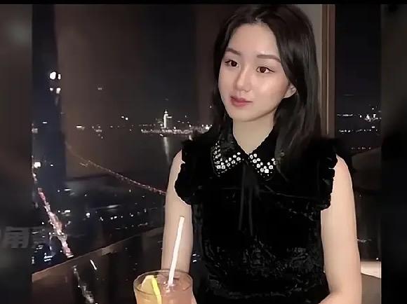 这两位是郭德纲的儿子 郭麒麟：30岁，​与孟非的女儿孟星亚：29岁，俩人年龄相仿